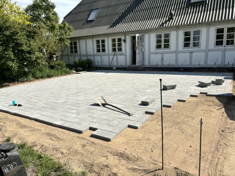 Ny terrasse med flisebelægning anlagt foran bolig