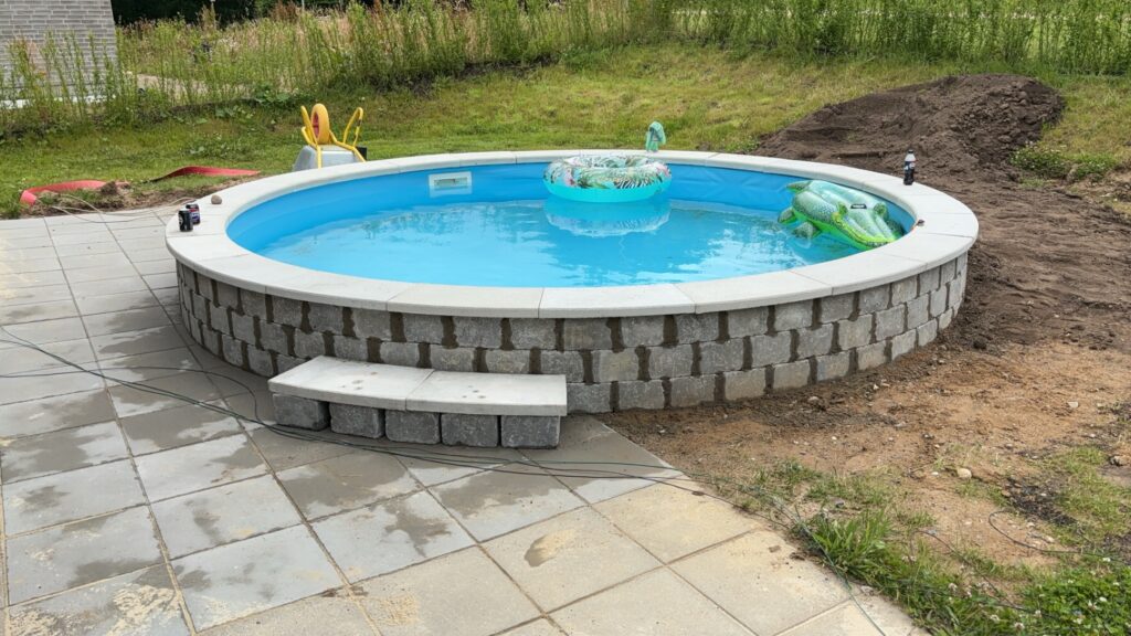 Poolomslag med stenbelægning omkring swimmingpool