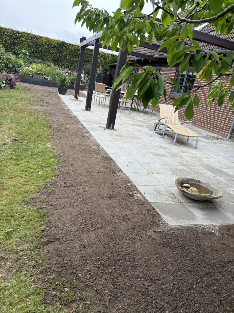 Vedligeholdelse af have og belægning ved terrasse og udendørs opholdsområde
