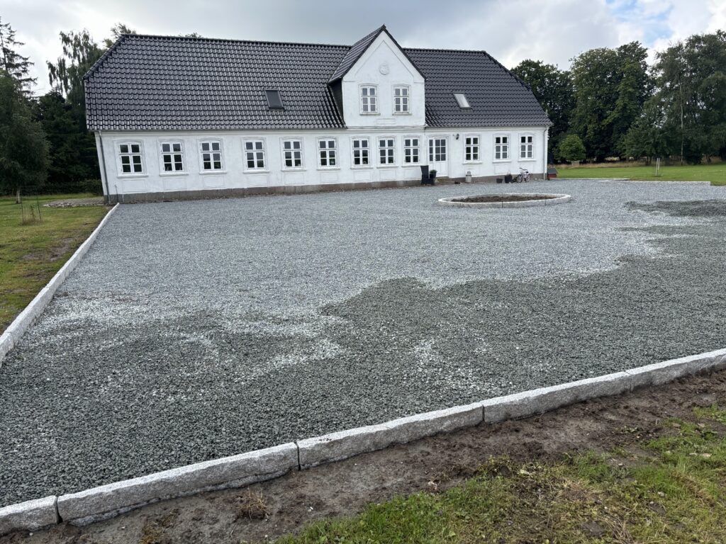 Stenindkørsel med stabil belægning foran bolig